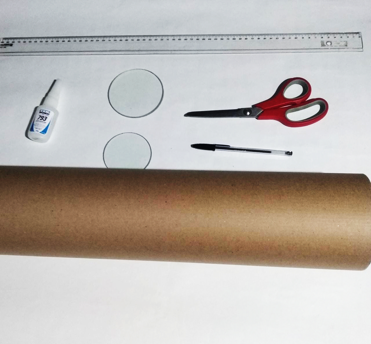Foto dos materiais a serem utilizados: Régua – 2 lentes de tamanhos diferentes – Papel corrugado – Papelão – Tesoura - Caneta – Cola forte