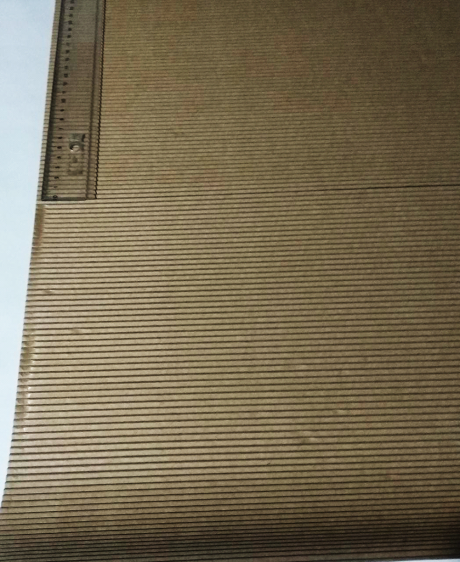 Foto da régua sobre o papelão para servir de marca