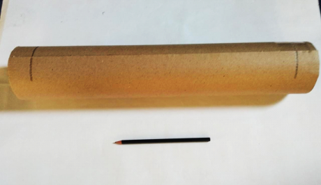 Foto do papel enrolado em formato cilíndrico com marcação nas duas pontas conforme o indicado no texto