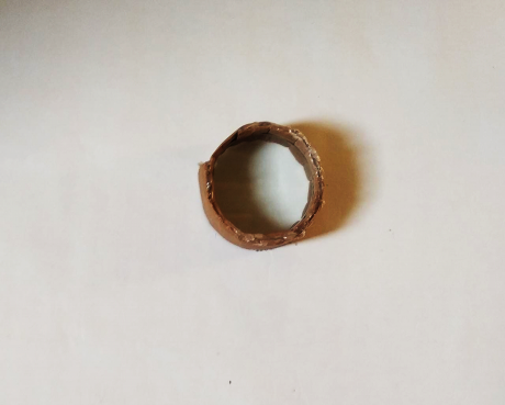 Foto de um recorte de papelão cilíndrico para conforme indicado no texto