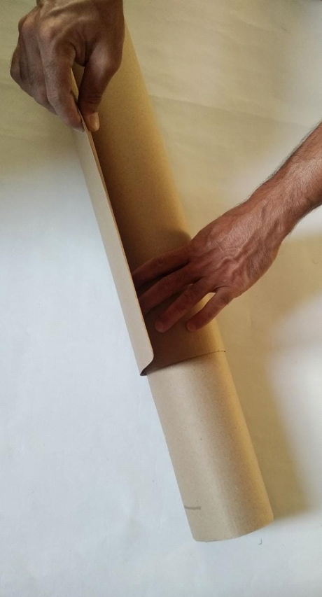 Foto colocando o segundo papel corrugado em torno do primeiro a ser utilizado